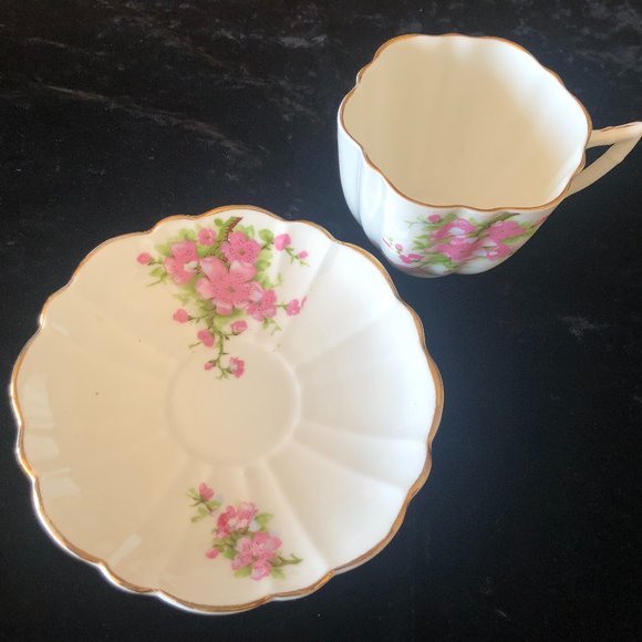 Vintage tea cup and saucer - Picture 3 of 5